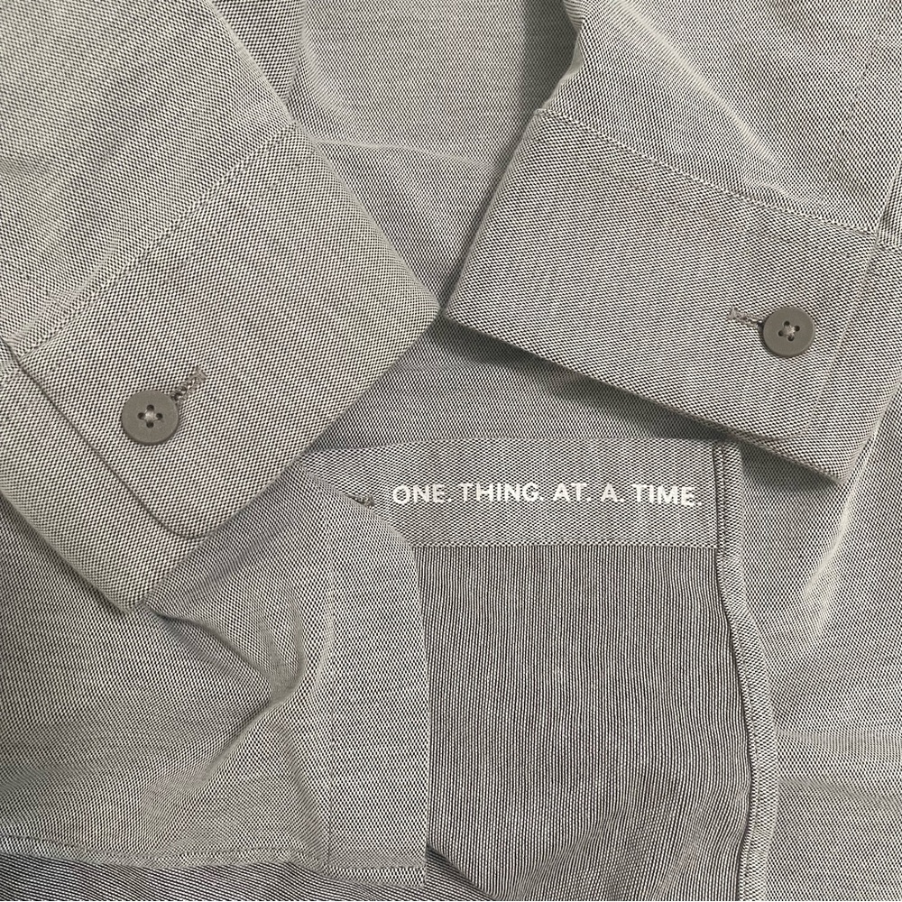 lululemon athletica Men's Casual Gray Button Down Shirt - Picture 5 of 8